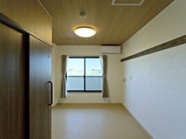 心地よい居室 居室 自然光が降り注ぐ居室は、住む方に心地よさを提供します。エアコンもしっかり完備されています。