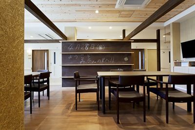 自然光あふれるラウンジ