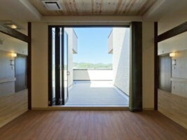 開放的なテラス テラス 採光性に優れた広々としたテラスです。リラックスできる開放感が魅力です。