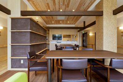 温かみのあるラウンジ