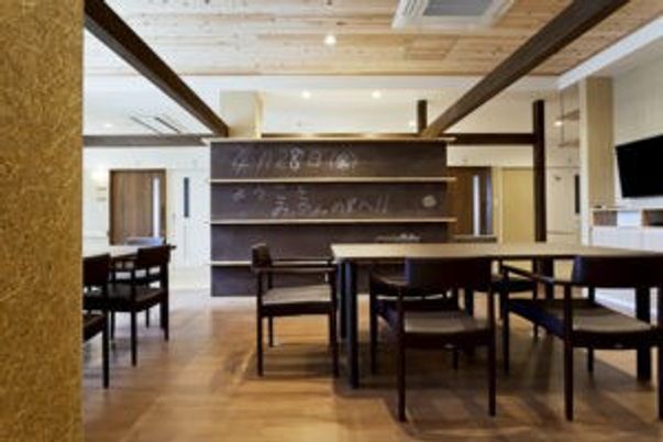 落ち着いた木製家具のラウンジ