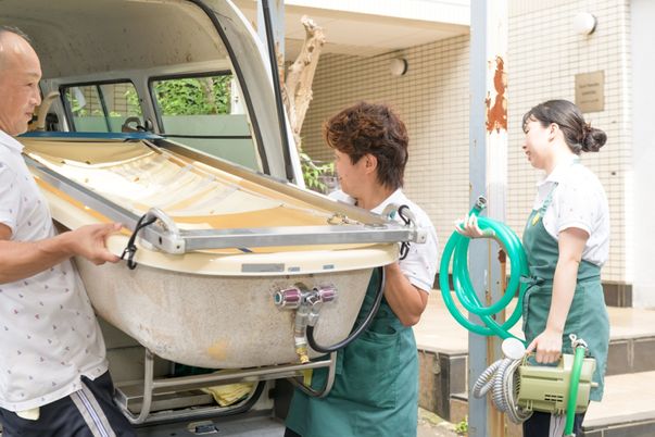 介護用ベッド搬出シーン