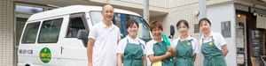 スタッフと車両の前