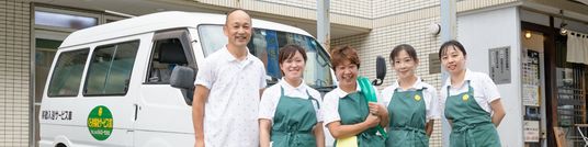 スタッフと車両の前