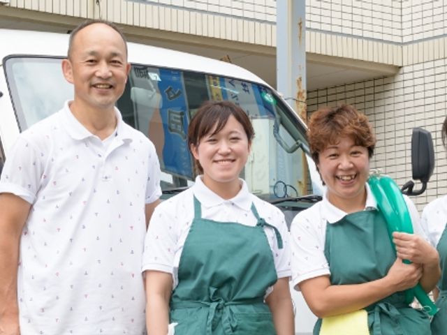 スタッフと車両の前 スタッフイメージ 笑顔で並んだスタッフたちが温かな雰囲気を醸し出しており、訪れた方を温かく迎え入れます。