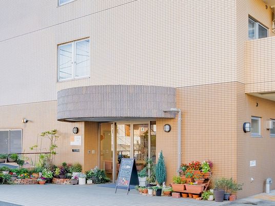 清潔感ある建物エントランス