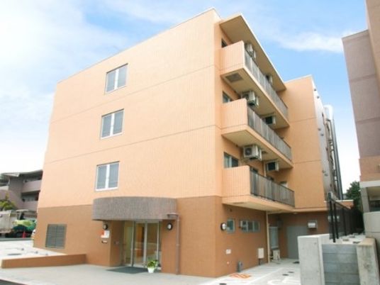 オレンジ色の外壁の建物