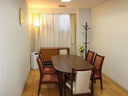 明るい居室のダイニングセット