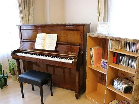 ピアノと本棚のある部屋