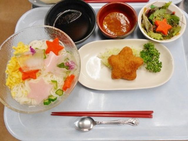 楽しい食事風景 食堂 星形の食材が華やかなワンプレートです。栄養バランスに配慮された楽しい食事を楽しめます。