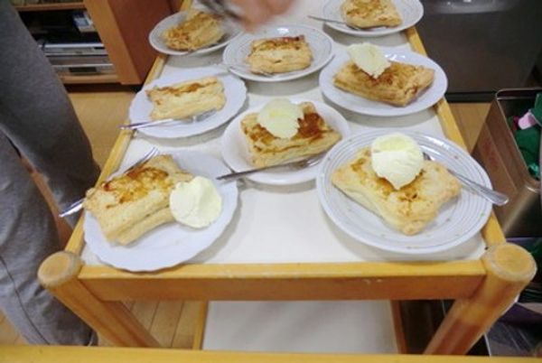 デザートの準備が進む食堂