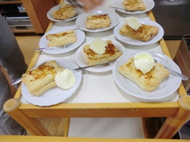 デザートの準備が進む食堂 食堂 美味しそうなデザートが並んでいます。入居者さんに楽しいひとときを提供できそうです。