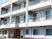 3階建ての施設外観  