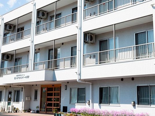 3階建ての施設外観  