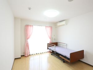 明るい個室の居室