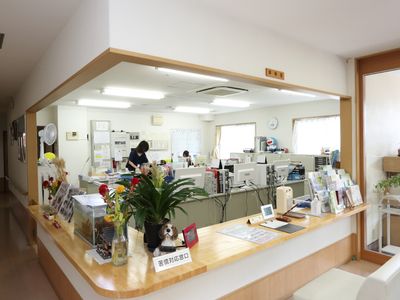 スタッフが働く明るいフロント