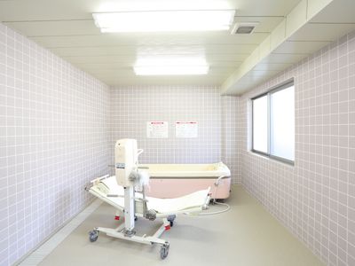明るく清潔な浴室