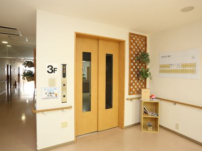 廊下のエレベーターホール