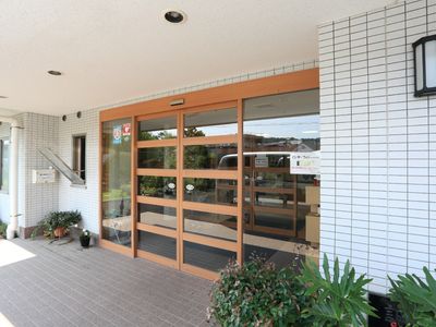 入口の木製ガラスドア