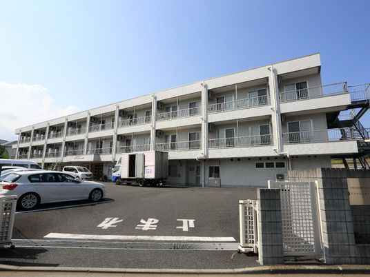 広々した施設の外観