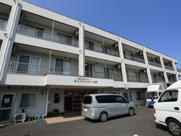 施設の外観と看板