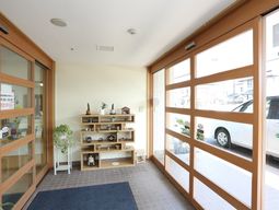 エントランスの明るい空間