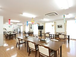 広々とした明るい食堂