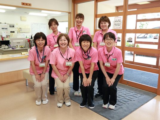 笑顔のスタッフ集合写真