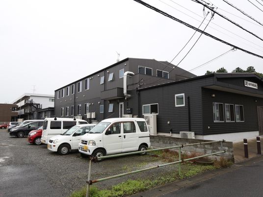 黒い外壁の建物外観