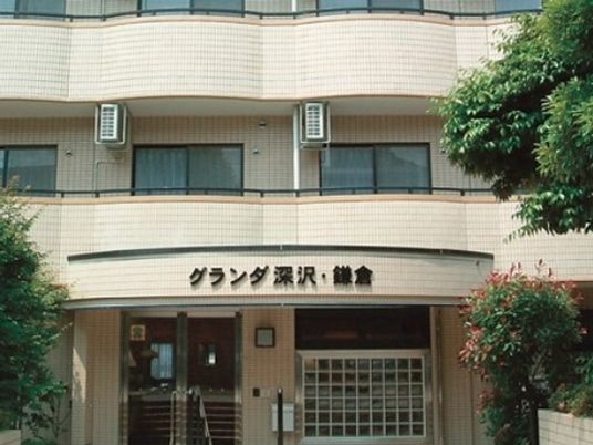 明るいエントランスの外観