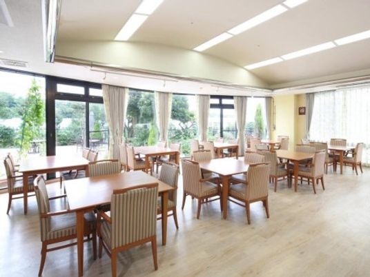 明るい食堂の様子