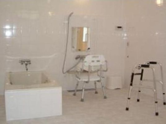 バリアフリーの浴室設備