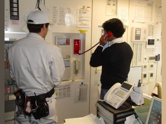 防災監視室で通話する職員  