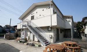 屋外にあるテーブルセットの建物