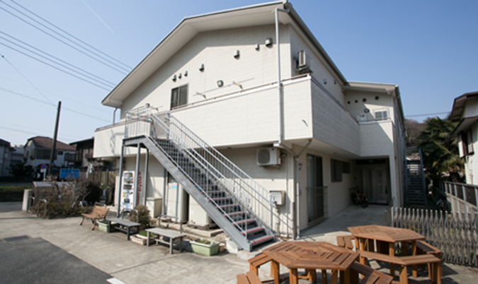 屋外にあるテーブルセットの建物