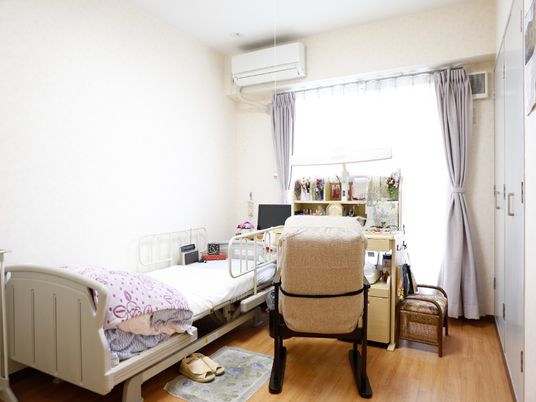 窓があり明るい部屋で、エアコン、電動介護ベッド、緊急時コールボタンが置かれており、好きな様に家具を置いたりできる。