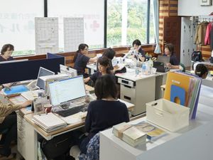 スタッフが集う事務室  