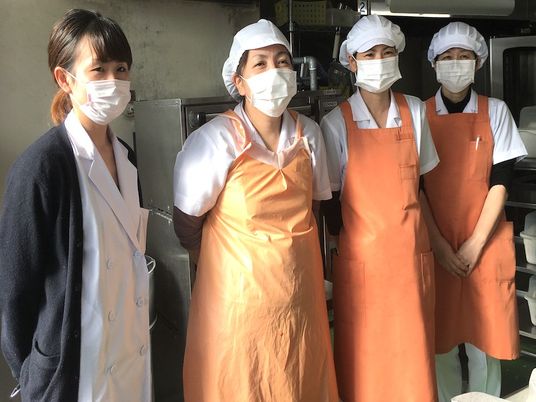 厨房のスタッフ  