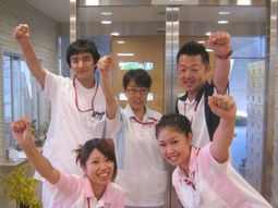 元気なスタッフのポーズ