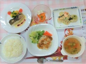 カラフルな食事セット
