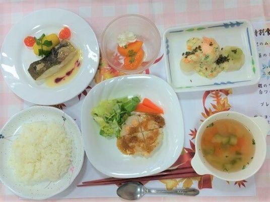 カラフルな食事セット