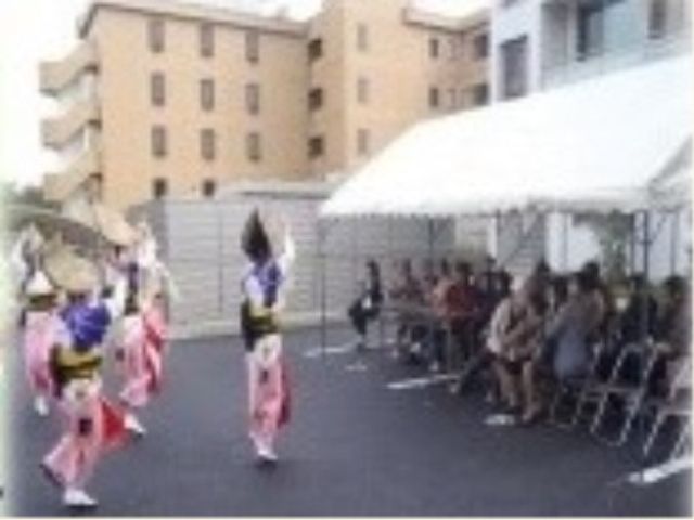 イベント実施中の中庭 イベント ゆったりとした中庭で開催されるイベントは、日々の暮らしに彩りを与えます。利用者の方々が笑顔で見守る様子が印象的です。