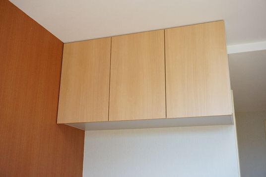 シンプルなデザインのクローゼット