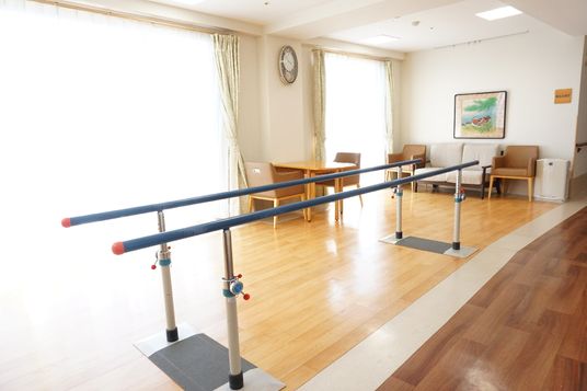 機能訓練室のバー訓練風景