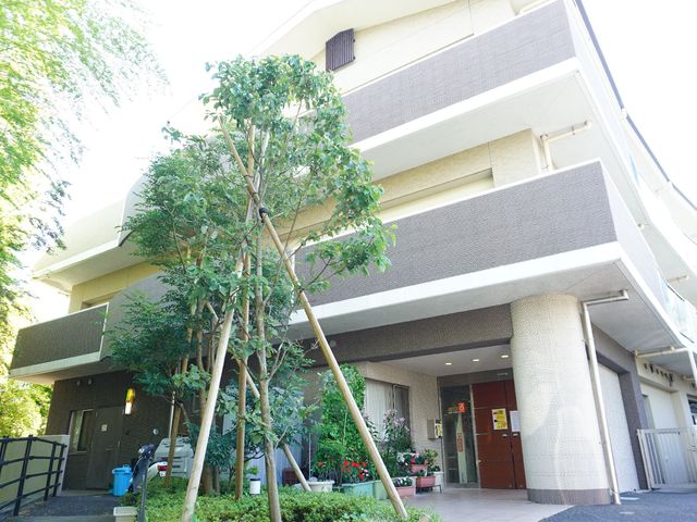 緑豊かな建物の入口 外観 木々に囲まれたエントランスは明るく開放的です。落ち着いた雰囲気の中でお仕事ができる環境がここにあります。