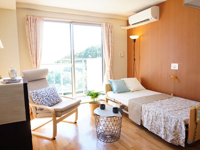 快適な雰囲気の居室 居室 陽光が差し込む温かな居室で、リラックスしたひと時を過ごすことができます。窓からの見晴らしも魅力的で、意欲的にお過ごし頂ける環境です。