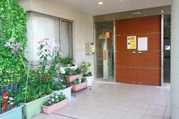 花と緑のエントランス