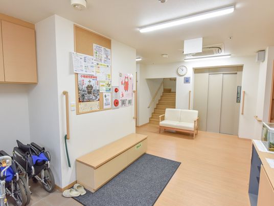 廊下に掲示物やベンチ