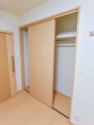 開いたクローゼットの扉