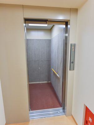 バリアフリー構造のエレベーター